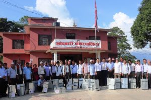 खाँदबारी:सामुदायिक विद्यालयलाई प्राथमिक उपचार किट बक्स वितरण