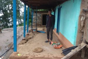 संखुवासभाको ओखरवोटेमा पहिरोले १ घर विस्थापित, विद्यालय भवन जोखिममा