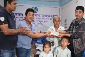 मकालुका आङ दावा शेर्पाले दुई बालबालिकालाई पढाई खर्च दिए